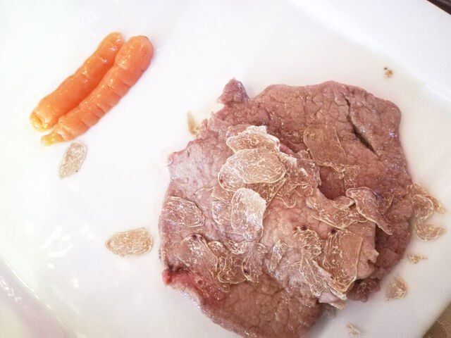 Carne de vitela mirandesa com cenouras e lascas de trufa