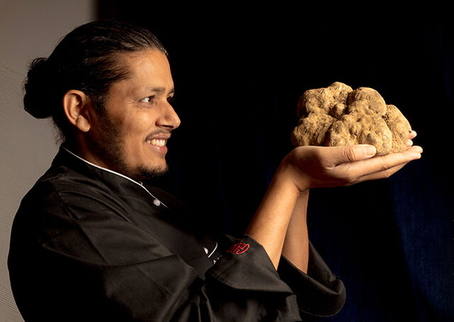 O chef Tanka Sapkota exibe uma das maiores trufas brancas da década – e a maior alguma vez vista em Portugal – com 1,153 Kg