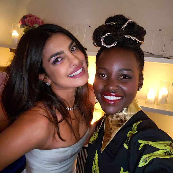 Priyanka Chopra e Lupita Nyong'o durante a celebração do chá de panela, em Nova Iorque