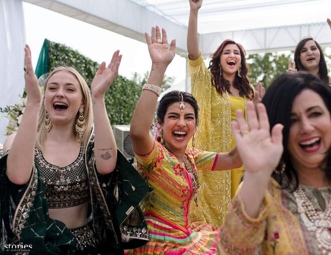 Sophie Turner, Priyanka Chopra e a sua família numa das celebrações do casamento, na Índia