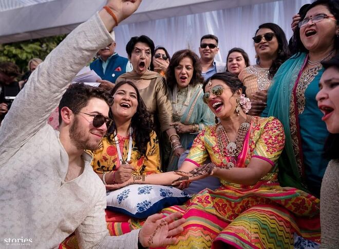 Priyanka Chopra e Nick Jonas com a família numa das celebrações do casamento, na Índia