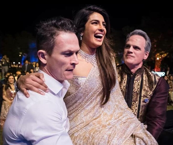 Priyanka Chopra é carregada numa das celebrações do casamento, na Índia