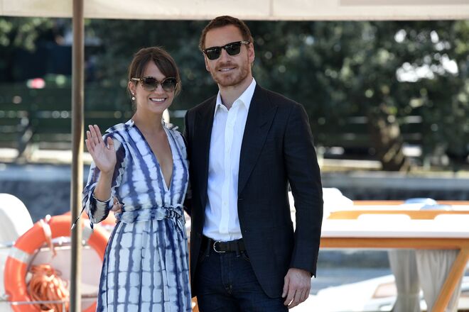 Sabe-se que Alicia Vikander e Michael Fassbender escolheram Alfama para morar, já que adquiriram um apartamento no Palácio Santa Helena. O edifício, que data dos finais do século XVI, foi durante quatro séculos a residência familiar dos Condes de São Martinho, detentores de altos cargos na corte real portuguesa. 