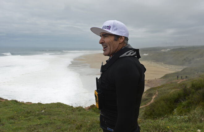 Garrett McNamara, o americano que surfou a maior onda do mundo, na Nazaré, passa temporadas no nosso país de férias com a família (até chamou Nazaré à sua última filha) e dá aulas de surf ocasionais em Peniche.