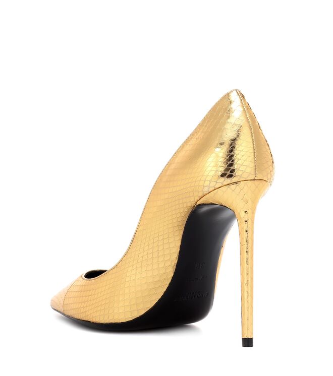 Sapatos, €895, Christian Louboutin 