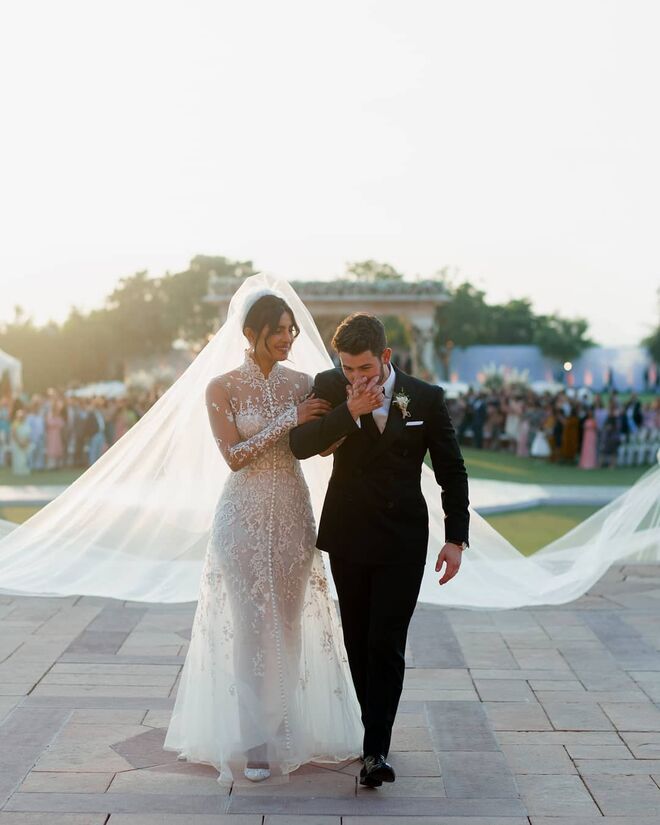 Priyanka Chopra usou um vestido Ralph Lauren e Nick Jonas um fato do mesmo criador