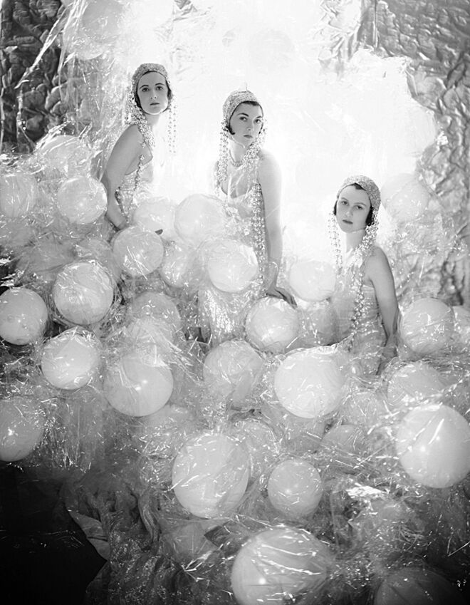 Retrato do Soapsuds Group, 1930. Cecil Beaton: Thirty from the 30s | Fashion, Film and Fantasy, no Fashion and Textile Museum, em Londres.