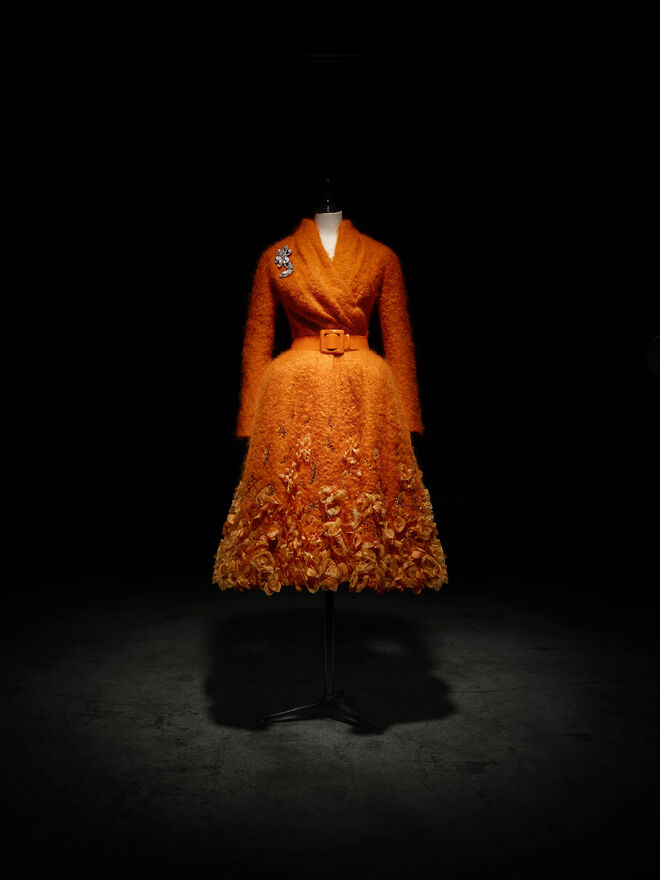 John Galliano para Christian Dior, casaco, Haute Couture outono/inverno 2009. Dior: From Paris to the World, no Denver Art Museum, em Denver (Estados Unidos da América).