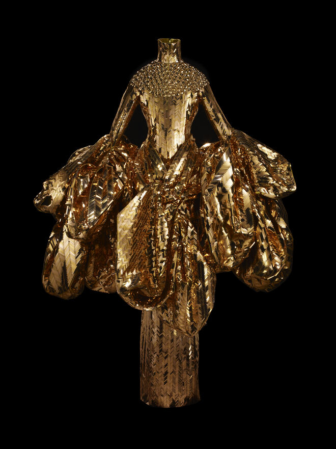 John Galliano para Christian Dior, conjunto saia e casaco, Haute couture primavera/verão 2004. Dior: From Paris to the World, no Denver Art Museum, em Denver (Estados Unidos da América).