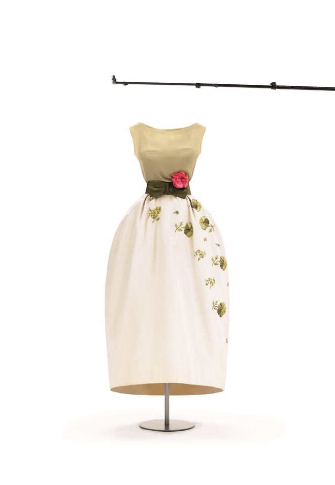 Marc Bohan para Christian Dior, vestido Soirée à Rio usado por Elizabeth Taylor, Haute Couture primavera/verão 1961. Dior: From Paris to the World, no Denver Art Museum, em Denver (Estados Unidos da América).