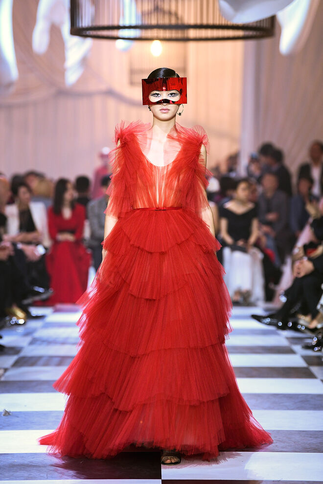 Maria Grazia Chiuri para Christian Dior, vestido “Dior Red”, Haute Couture primavera/verão 2018. Dior: From Paris to the World, no Denver Art Museum, em Denver (Estados Unidos da América).