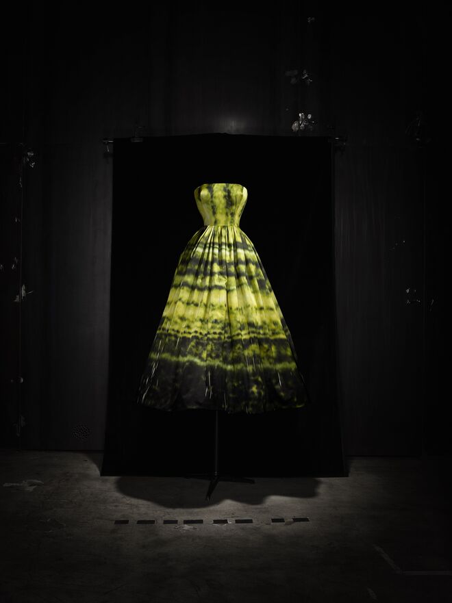 Raf Simons para Christian Dior, vestido com estampado Sterling Ruby SP178, Haute Couture outono/inverno 2012. Dior: From Paris to the World, no Denver Art Museum, em Denver (Estados Unidos da América).