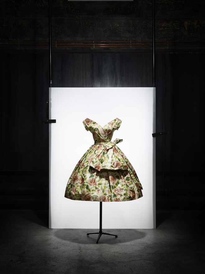 Vestido Rose France, de Christian Dior, Haute Couture primavera/verão 1956 . The Treasures of the Collection – 30 years of acquisitions, no Musée Christian Dior, em Granville.