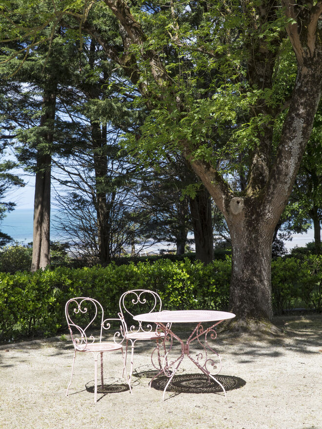 Villa Les Rhumbs, a casa em Granville que é o Museu Christian Dior. The Treasures of the Collection – 30 years of acquisitions, no Musée Christian Dior, em Granville.