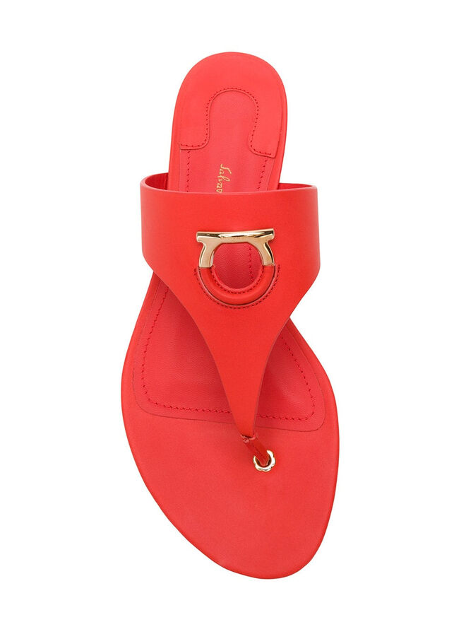 Sandálias, €395, Salvatore Ferragamo, em www.farfetch.com