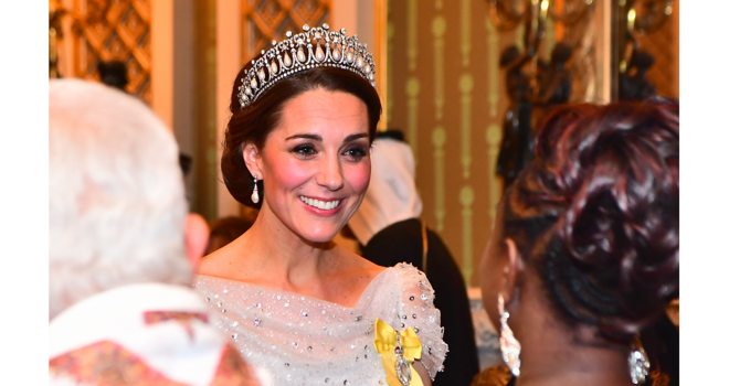 Tiara dos Amantes de Cambridge. A duquesa de Cambridge numa recepção para os membros do corpo diplomático no Palácio de Buckingham, a 4 de dezembro de 2018. Kate foi vista com a tiara pela primeira vez em 2015, na Annual Diplomatic Reception, e é a sua tiara de eleição desde então. Tem 19 pérolas abraçadas por arcos de diamantes. 