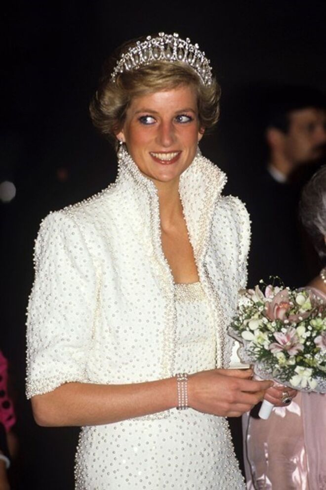 Tiara dos Amantes de Cambridge. Quando a rainha Mary morreu em 1953 a peça passou para a rainha Isabel II que a usou bastante nessa década. Mais tarde deu-a à princesa Diana como presente de casamento e esta usava-a com bastante frequência.