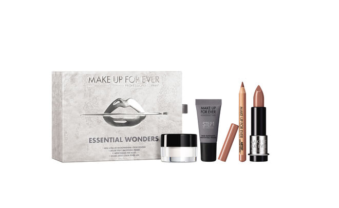 Essential Products Kit com batom Artist Rouge Mat no tom M103 + lápis multifunção Deluxe Artist Color Pencil no tom 606 + pó compacto Mini UHD + primer Deluxe Step 1 Smoothing, €26, Make Up For Ever, na Sephora