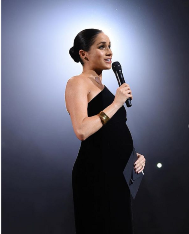 Meghan Markle apareceu de surpresa no palco dos British Fashion Awards para entregar o prémio de Melhor Designer Britânica a Clare Waight Keller, da Givenchy