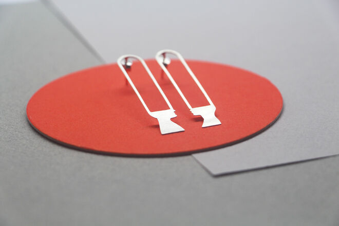 Coleção Brainbox Brincos em prata escovada, €70, Joana Santos, no MAAT