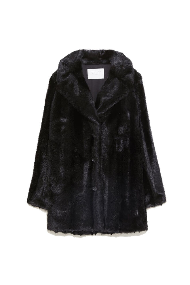 Sobretudo de pelo sintético, €79,95, Zara