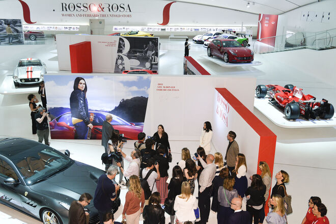 A cantora e compositora escocesa Amy Macdonald e a piloto Deborah Mayer estiveram presentes nesta exposição.  Il Rosso & Il Rosa, Women and Ferrari the Untold Story, no Museu Enzo Ferrari, em Modena.