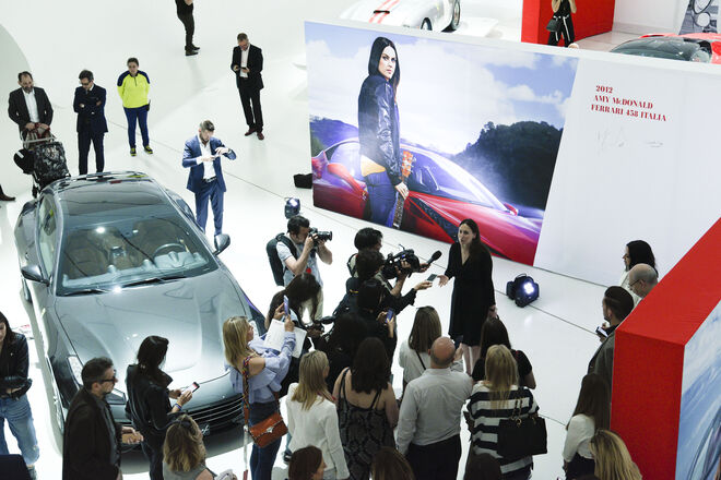 A cantora e compositora escocesa Amy Macdonald e a piloto Deborah Mayer estiveram presentes nesta exposição. Il Rosso & Il Rosa, Women and Ferrari the Untold Story, no Museu Enzo Ferrari, em Modena.