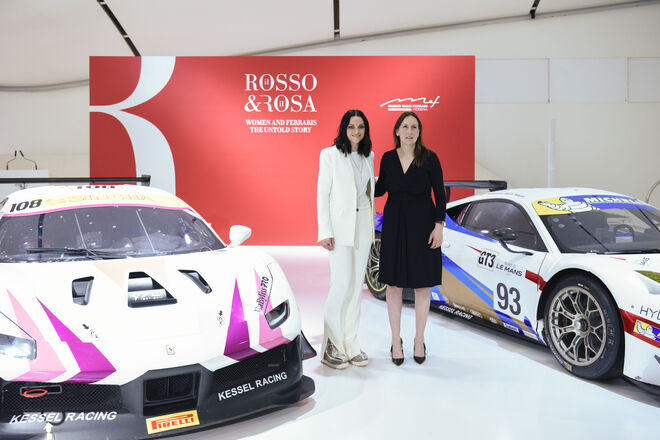 A cantora e compositora escocesa Amy Macdonald e a piloto Deborah Mayer estiveram presentes nesta exposição. Il Rosso & Il Rosa, Women and Ferrari the Untold Story, no Museu Enzo Ferrari, em Modena.