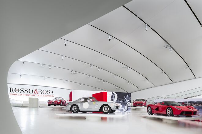 Il Rosso & Il Rosa, Women and Ferrari the Untold Story, no Museu Enzo Ferrari, em Modena.