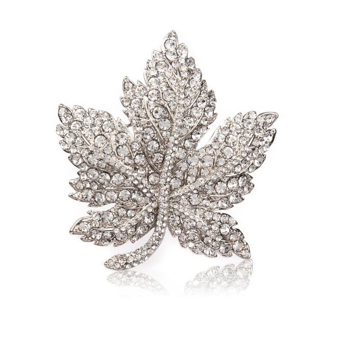 3. As pregadeiras da rainha. Pregadeira Folha de Ácer, em metal e cristais, aproximadamente €94, em www.royalcollectionshop.co.uk. Esta pregadeira foi um presente trocado entre os pais da rainha Isabel II. O rei George VI ofereceu esta joia à filha Isabel para assinalar uma visita de estado ao Canadá em 1939. Esta peça já foi usada por vários membros da família real além da rainha Isabel II, entre eles a duquesa de Cambridge, nas duas visitas oficias que já fez ao Canadá. 