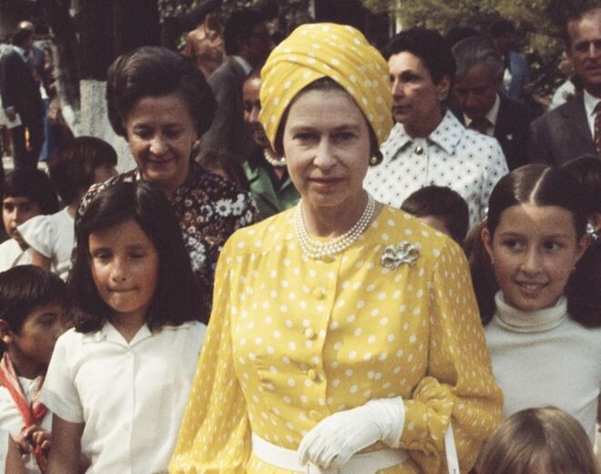 3. As pregadeiras da rainha. Pregadeira Duplo Laço, em metal e cristais, aproximadamente €71, em www.royalcollectionshop.co.uk. Esta pregadeira foi encomendada pela rainha Victoria em 1858. Passou de geração em geração entre as rainhas da família real e chegou à rainha Isabel II em 1952.