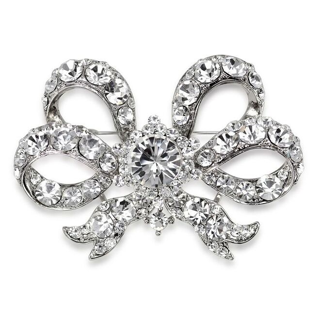 3. As pregadeiras da rainha. Pregadeira Duplo Laço, em metal e cristais, aproximadamente €71, em www.royalcollectionshop.co.uk. Esta pregadeira foi encomendada pela rainha Victoria em 1858. Passou de geração em geração entre as rainhas da família real e chegou à rainha Isabel II em 1952.