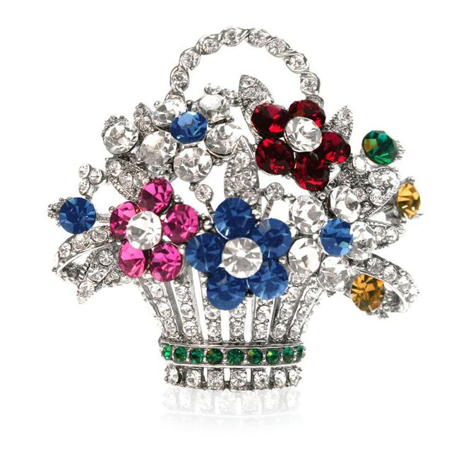 3. As pregadeiras da rainha. Pregadeira Cesto de Flores em metal e cristais, aproximadamente €60, em www.royalcollectionshop.co.uk. Esta pregadeira foi um presente dos pais da rainha (o rei George VI e a rainha mãe) para a rainha como forma de celebrar o nascimento do príncipe Carlos, em novembro de 1948.