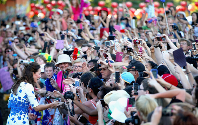 2. Livro de fotografias. Livro Modern Monarchy: The British Royal Family Today, por Chris Jackson, da editor Rizzoli, aproximadamente €40. Chris Jackson fotografa a família real há quinze anos. Faz parte do seu trabalho seguir os diferentes membros da realeza em viagens de estado ou eventos oficiais e captar imagens que ajudam a contar não só a história desta família, como também da cultura popular contemporânea. 