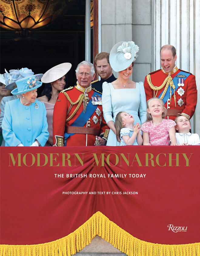 2. Livro de fotografias. Livro Modern Monarchy: The British Royal Family Today, por Chris Jackson, da editor Rizzoli, aproximadamente €40. Chris Jackson fotografa a família real há quinze anos. Faz parte do seu trabalho seguir os diferentes membros da realeza em viagens de estado ou eventos oficiais e captar imagens que ajudam a contar não só a história desta família, como também da cultura popular contemporânea. 