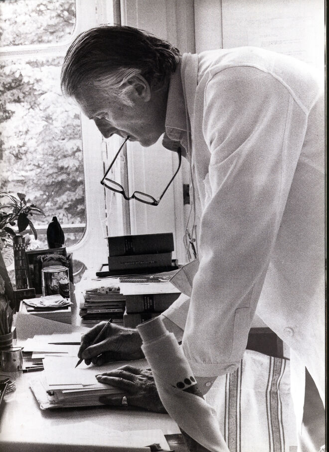 O criador Hubert de Givenchy a trabalhar.