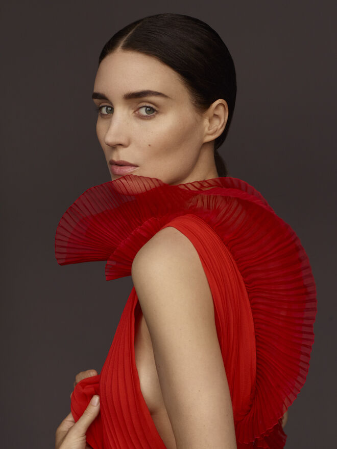 A atriz Rooney Mara é o rosto do perfume L'Interdit, de Givenchy.