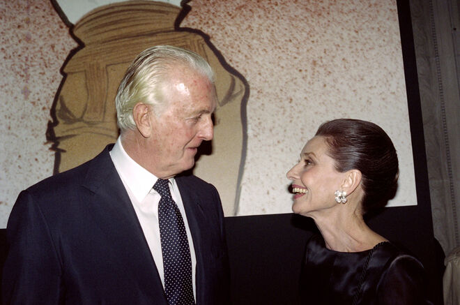 Hubert de Givenchy e Audrey Hepburn no Museu Galliera, em Paris, em Outubro de 1991. 