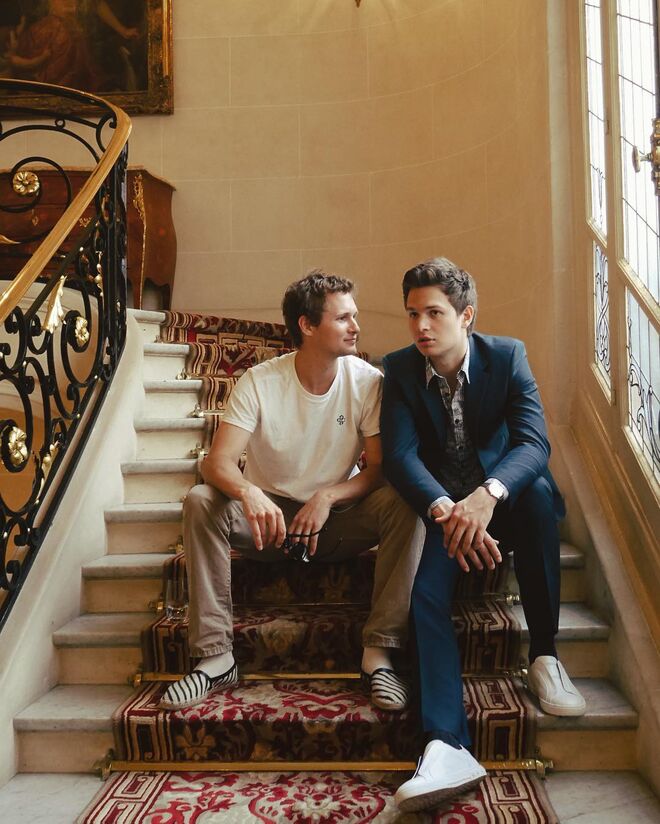 Warren e Ansel Elgort