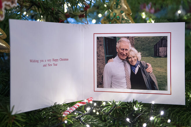 20165 | Postal de Natal do Príncipe Carlos e da Duquesa de Cornwall, Camilla. Fotografia tirada durante as férias de verão na Escócia por um amigo do casal real. 