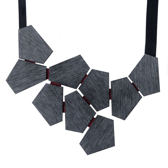 Colar termolaminado em prata e fita gorgurão, €205, TelmaDA