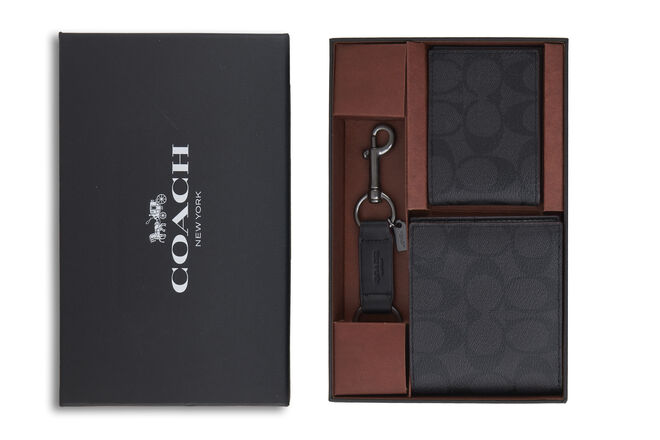 Caixa Gift com carteira, porta cartões e porta chaves, agora €189, Coach, no Freeport Lisboa Fashion Outlet e Vila do Conde Porto Fashion Outlet