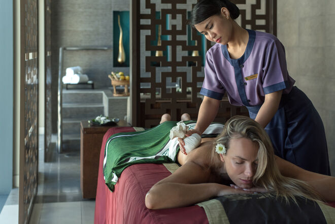 Massagem 60 minutos + Gift Massage in a Bottle (inclui acesso a piscina dinâmica, sauna, hammam, banho turco e jacuzzi), €120, Banyan Tree Spa Estoril