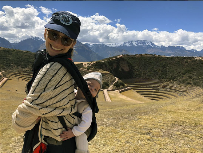 Sofia de Betak com a filha, Sakura, no Perú, em Julho de 2018.