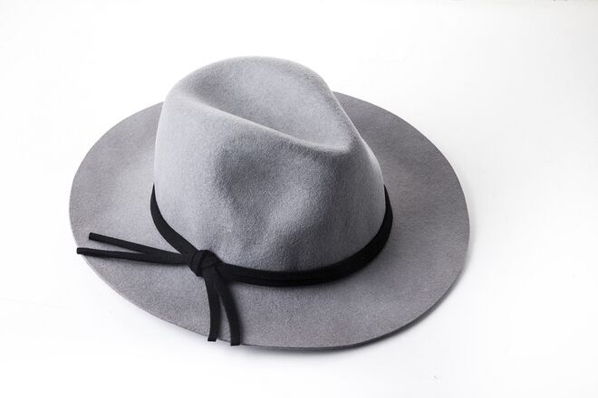 Chapéu, €29 (PVP €60), Adolfo Dominguez no Freeport Fashion Outlet 