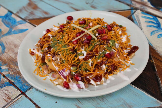 Papdi chaat, uma hóstia crocante com romã, regada com molho de iogurte, hortelã e tamarindo, no Chutnify