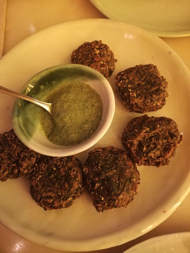 Palak pakora, patanisca indiana de farinha de grão e espinafres, do Chutnify