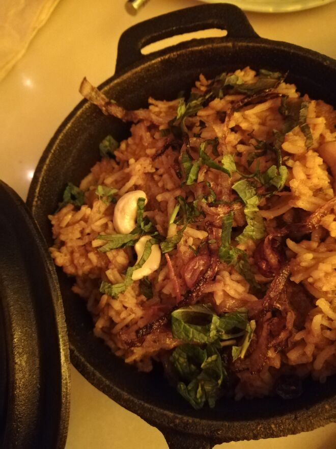 Lamb biryani, com camadas de borrego e arroz com especiarias e frutos secos, servido com iogurte, no Chutnify