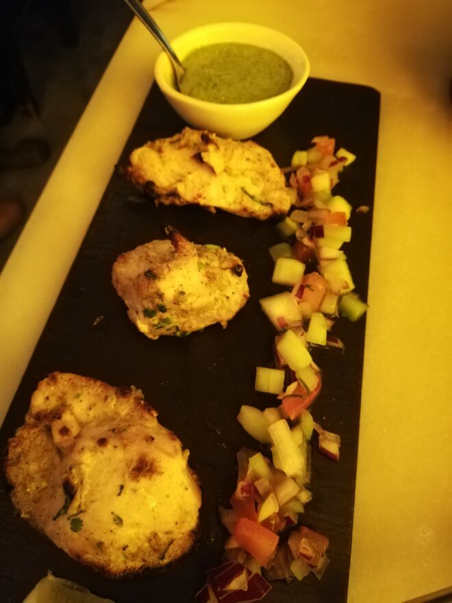 Chicken malai kabab, frango tandoor marinado em iogurte e especiarias e o campeão, no Chutnify
