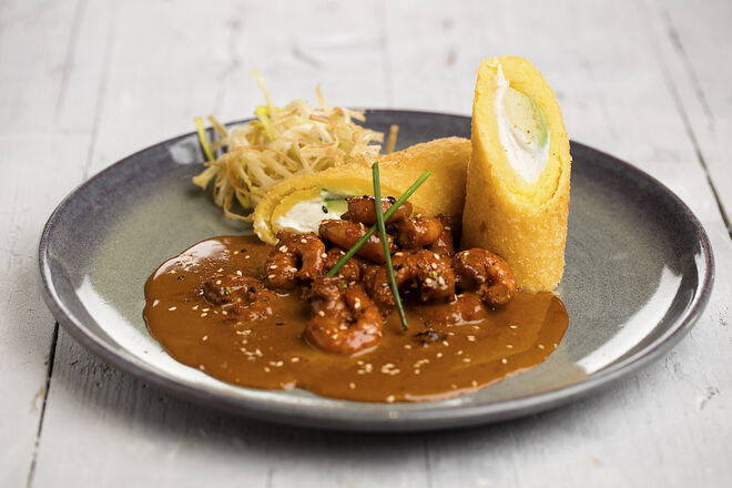 Causa crocante com camarones, um delicioso rolo crocante de puré de batata aromatizado com ají amarillo (malagueta peruana amarela), recheado com abacate e queijo creme, acompanhado com camarões salteados em soja, no Segundo Muelle